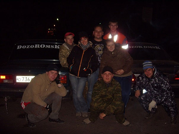 С компанией во время ночных игр.