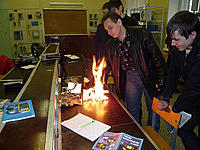 Обучение студентов добывать огонь :)