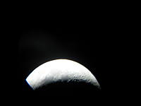 Фотография Луны трясущимися руками через окуляр на обычную мыльницу