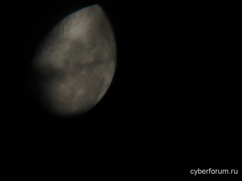 Фотография Луны трясущимися руками через окуляр на обычную мыльницу