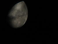 Фотография Луны трясущимися руками через окуляр на обычную мыльницу