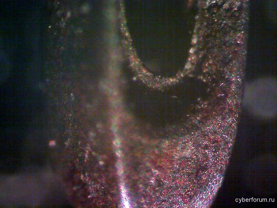 Ушко иголки. Иголка немного ржавая :) Объектив 4x (минимальное увеличение).