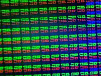 Пиксели на экране телефона Sony Xperia M. Объектив 4x (минимальное увеличение).