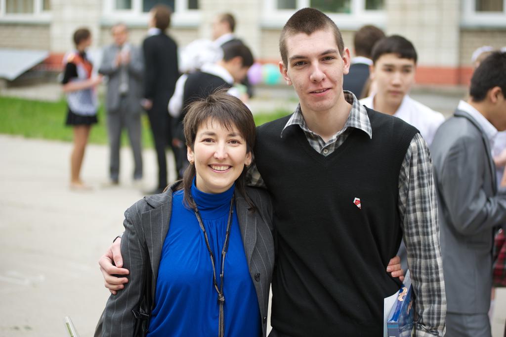 Я и мой воспитатель на последнем звонке в школе.